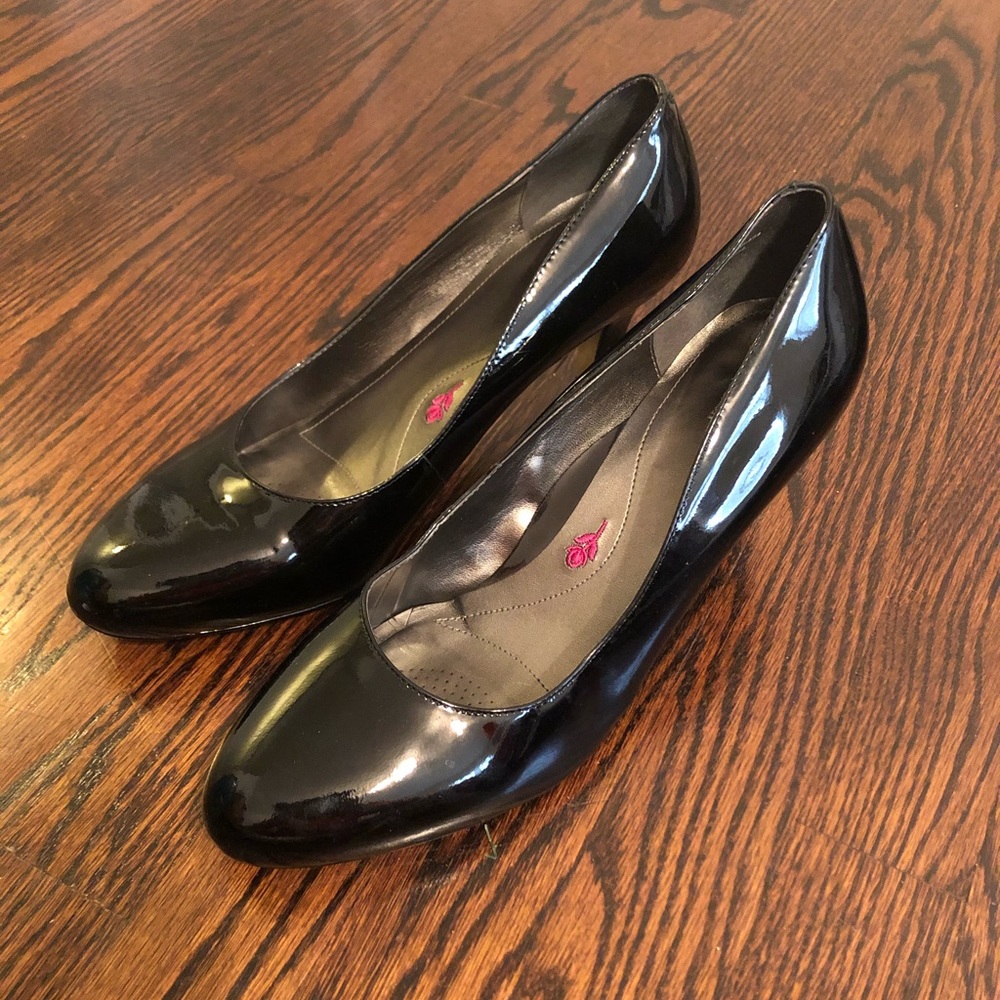 Black pumps